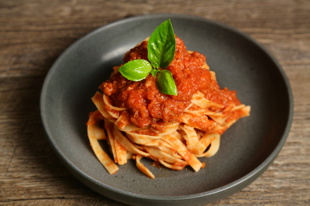 Commonly served with alfredo sauce, fettuccine is a long pasta with the perfect texture to carry thick sauces, making every bite rich with flavor. This shape is traditionally from north-central Italy and means 