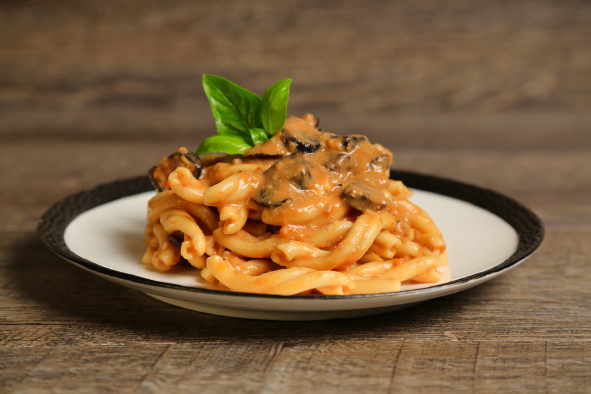 A Blend of our 100% beef bolognese sauce and bechamel sauce, tossed with sauteed Cremini Mushrooms creates a unique and irresistible flavor.